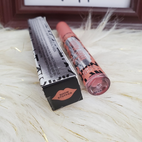 Victoria's Secret Velvet Matte Fashion Show 2018 - Picture 3 of 4